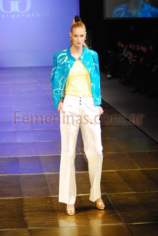 Remera amarilla chaqueta turquesa pantalon cintura alta blanco